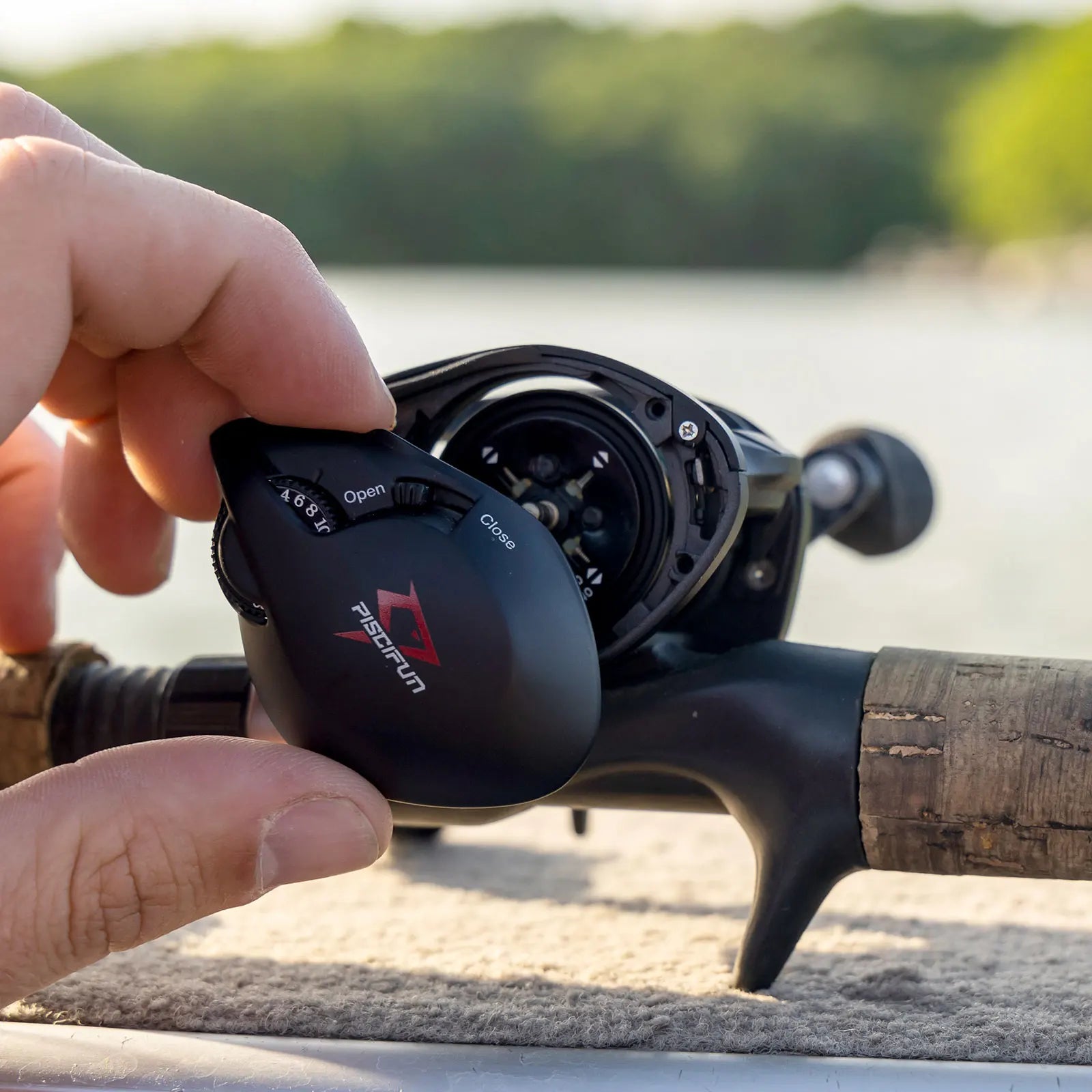 Piscifun Carbon XCS Baitcaster Reel 8kg Drag 156g Baitcasting Fishing Reel 8.1:1 Gear Ratio Dual Brake System Frame Casting Reel